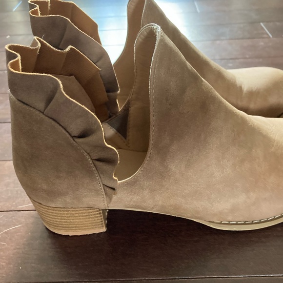 Ruffle tan ankle booties. Size 9/30. EUC - Picture 6 of 6